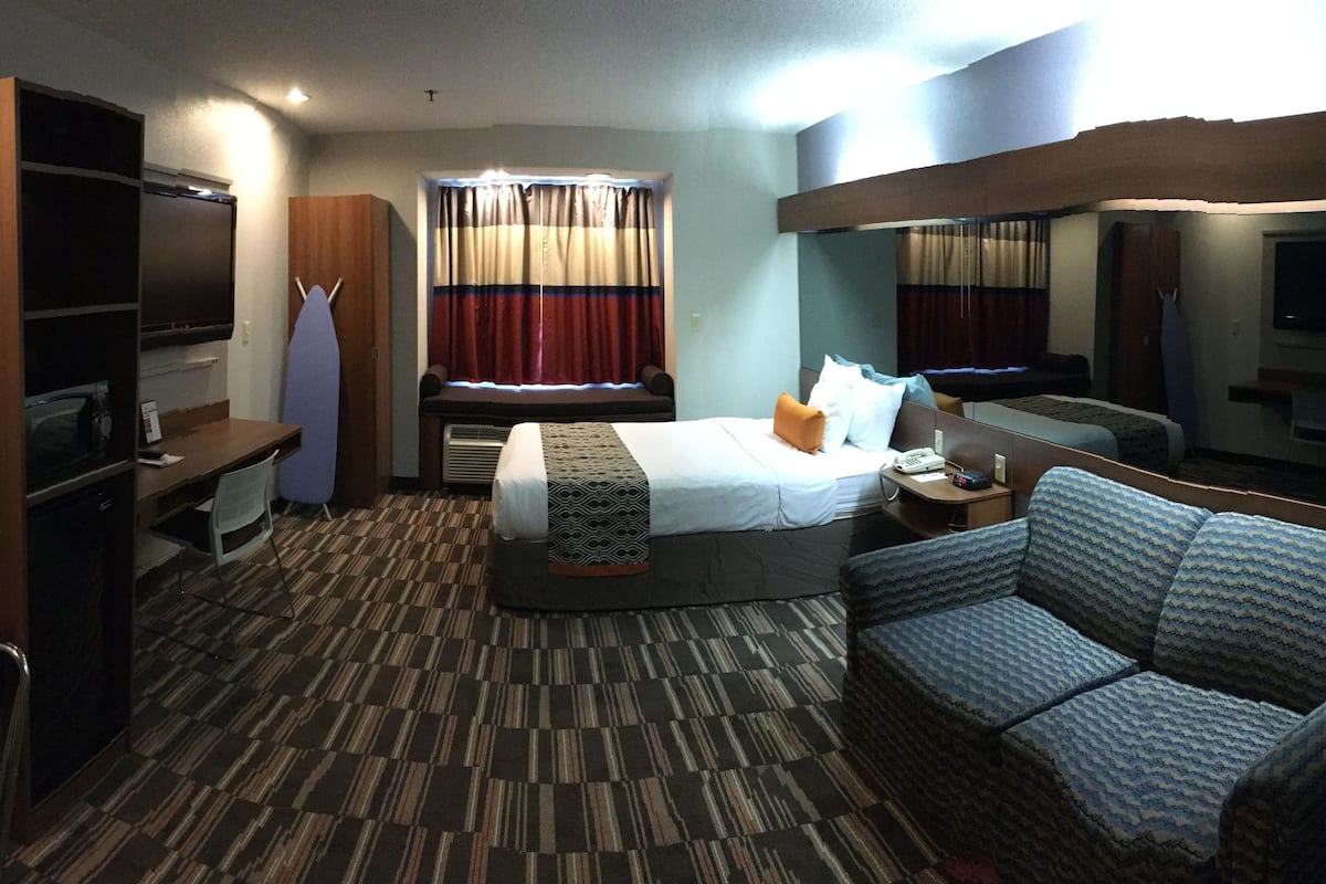 1 bedroom, in-room safe, desk, iron/ironing board