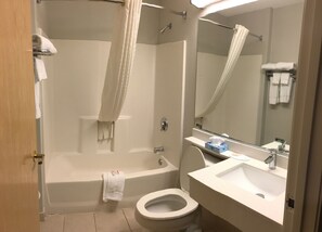 Combined shower/bathtub, free toiletries, hair dryer, towels