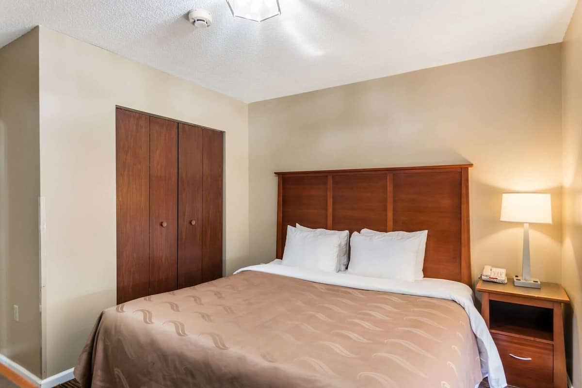 Ropa de cama de alta calidad y escritorio