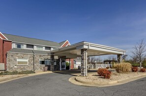 Exterior - Clarion Pointe Staunton East (Staunton)