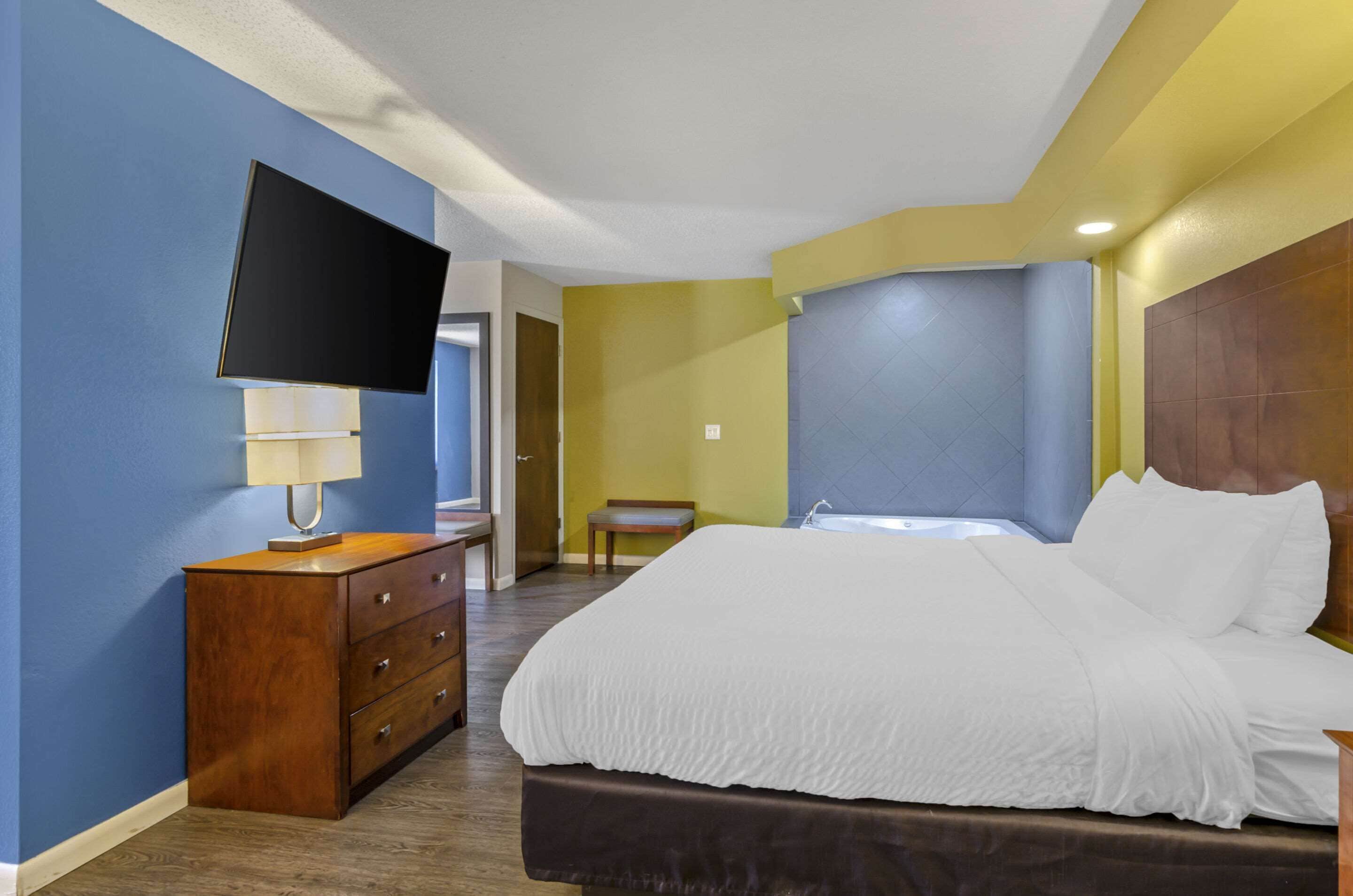 suite, 1 king bed, non smoking, jetted tub | 1 bedroom, in-room safe, desk, iron/ironing board