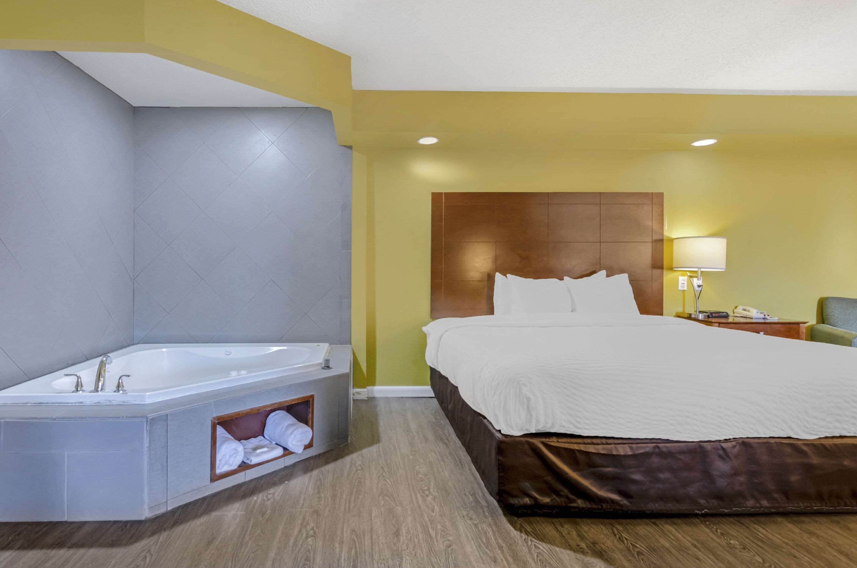 suite, 1 king bed, non smoking, jetted tub | 1 bedroom, in-room safe, desk, iron/ironing board