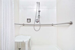 Standardzimmer, 2 Queen-Betten, barrierefrei | Badezimmer | Duschwanne, kostenlose Toilettenartikel, Haartrockner, Handtücher