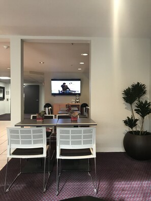 Coin salon dans le hall