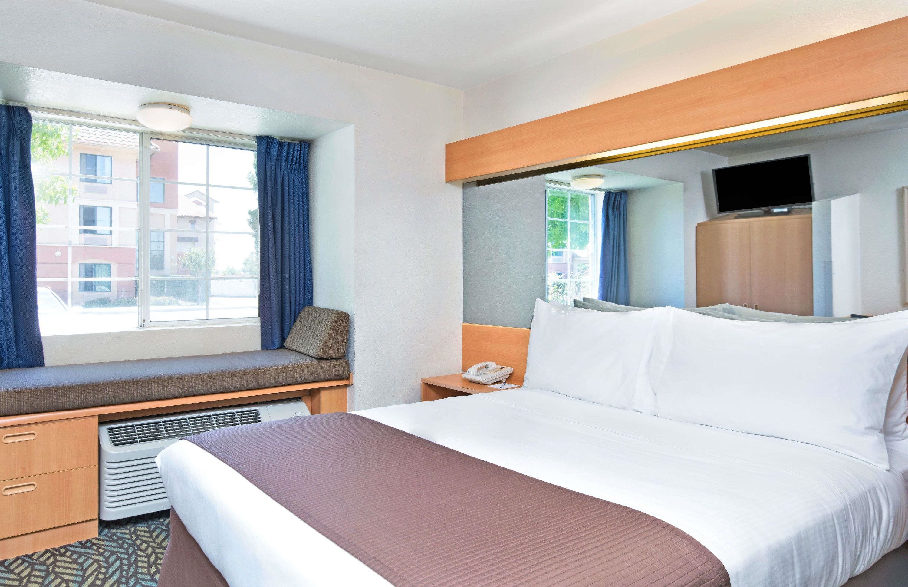 Bàn, màn/rèm cản sáng, nôi (giường cho trẻ sơ sinh) miễn phí 