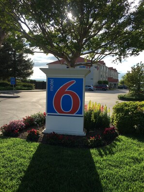 Property entrance - Motel 6 Dixon, CA (Dixon)