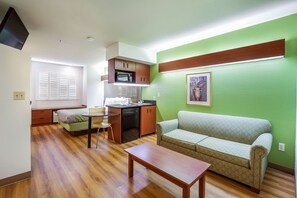 Standardzimmer, 1 Queen-Bett und Schlafsofa, Nichtraucher, Kühlschrank und Mikrowelle | Kostenloses WLAN, Bettwäsche