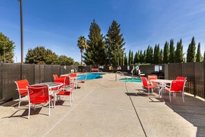 Una piscina al aire libre de temporada