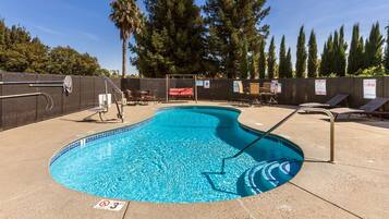 Una piscina al aire libre de temporada