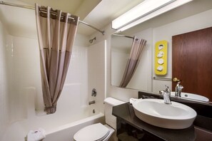 Ensemble douche/baignoire, sèche-cheveux, serviettes fournies, savon