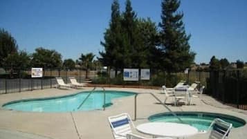 Piscine extérieure (ouverte en saison)