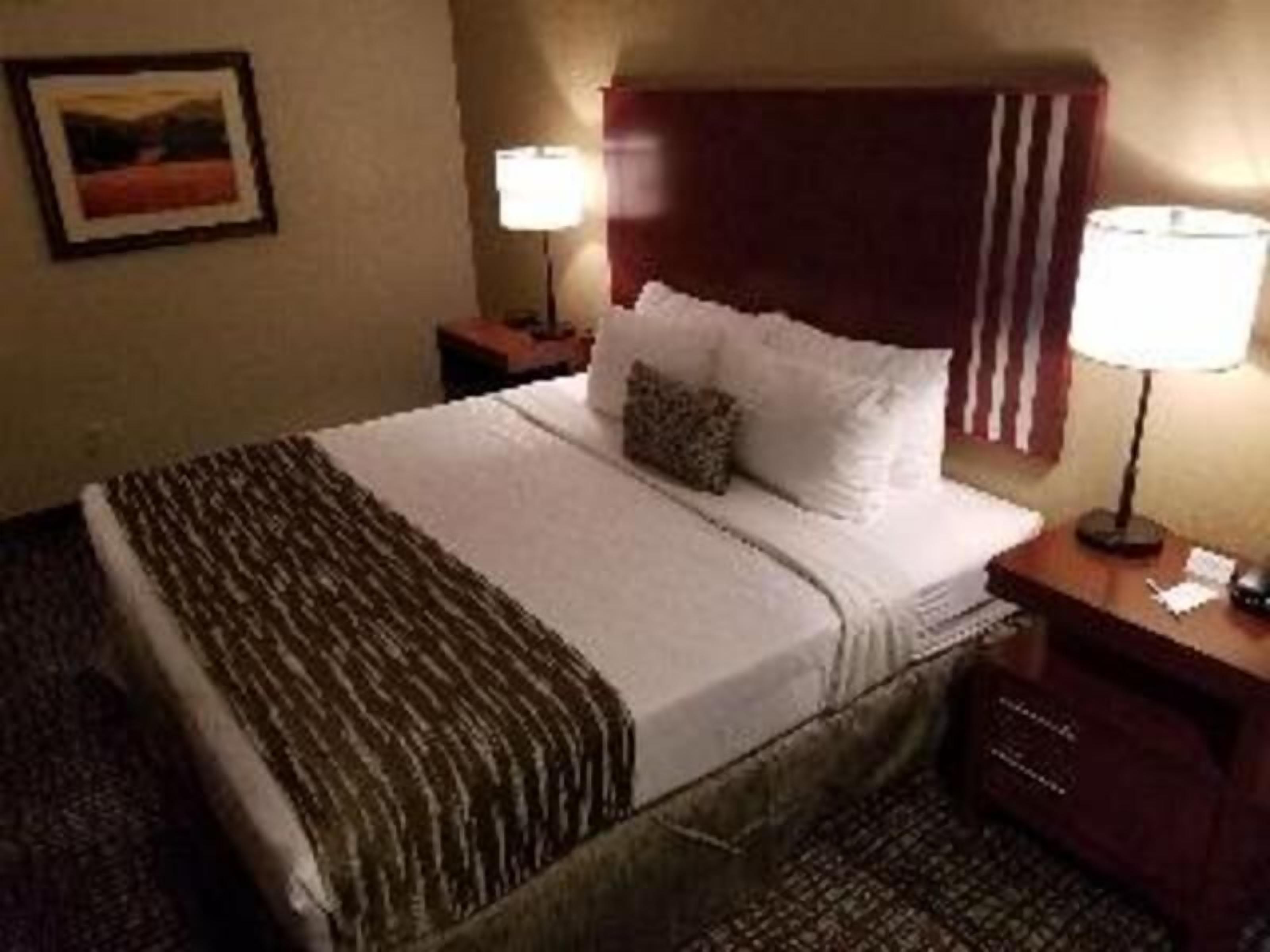 Muebles diferentes, escritorio y espacio para trabajar con laptop 