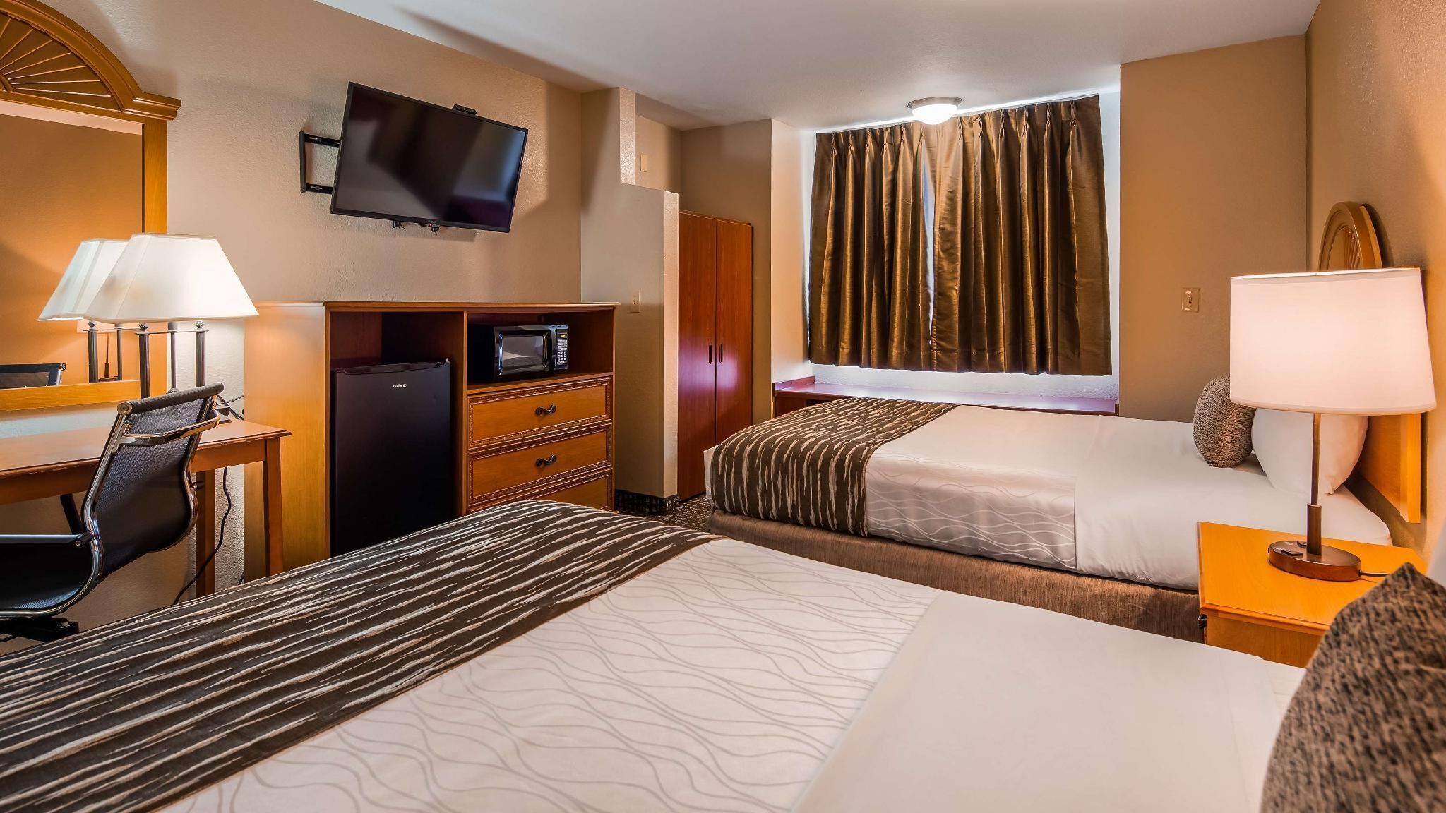 Unika möbler, skrivbord, arbetsyta för laptop och strykjärn/strykbräda