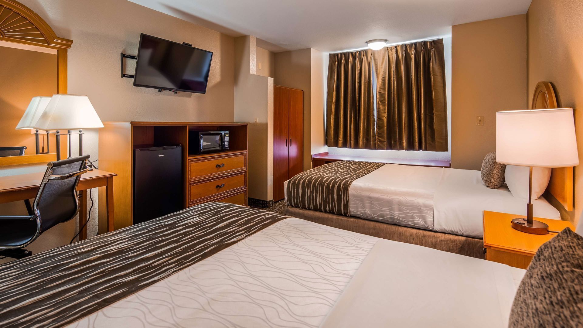 Unika möbler, skrivbord, arbetsyta för laptop och strykjärn/strykbräda