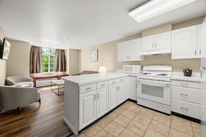 Suite, 1 King Bed, Non Smoking, Kitchen (with Single Sofabed, Full Kitchen) | Private kitchenette