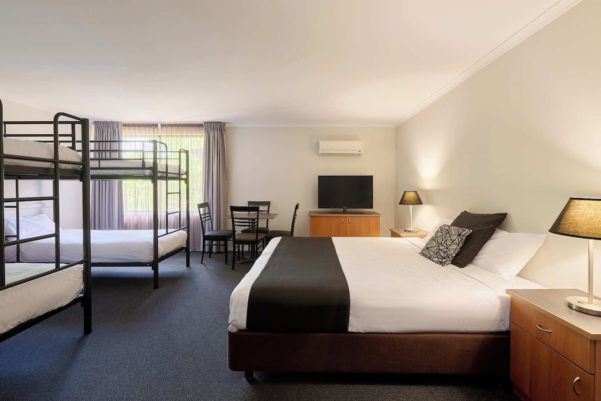 Family Studio | Iron/ironing board, cots/infant beds, free WiFi, bed sheets