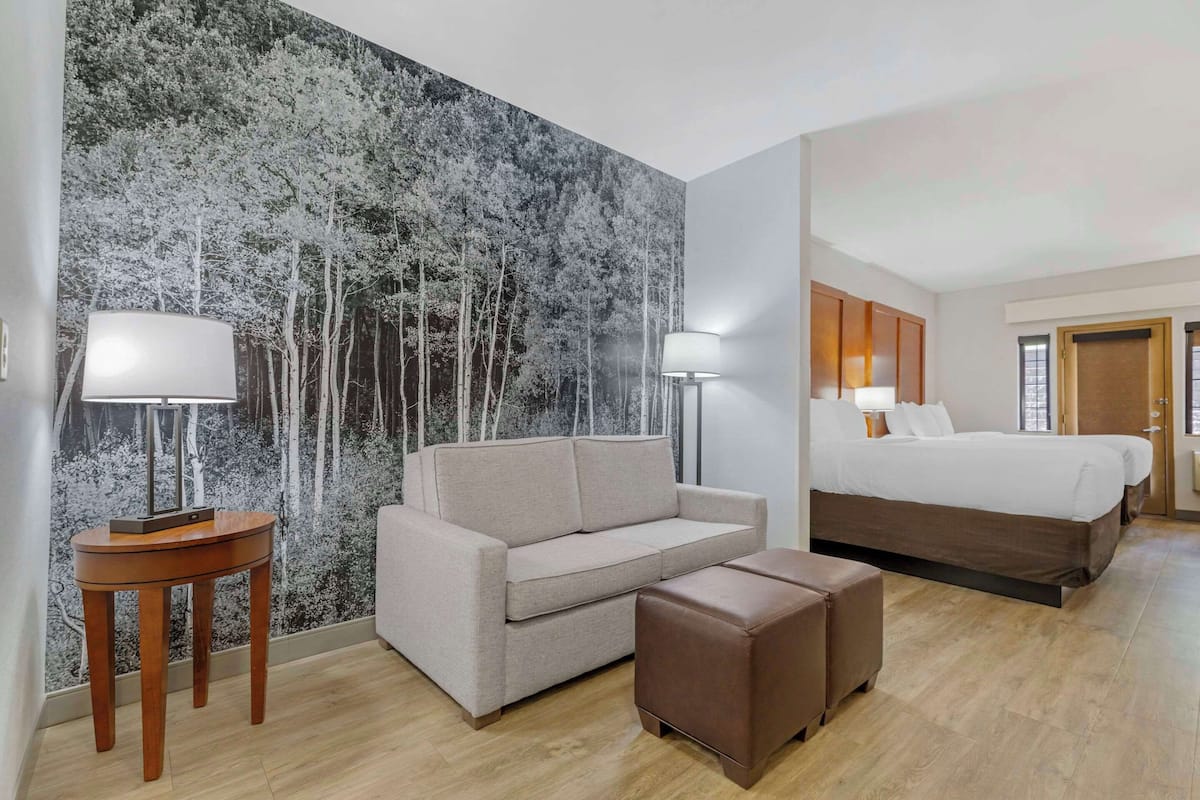 1 Schlafzimmer, hochwertige Bettwaren, Schreibtisch