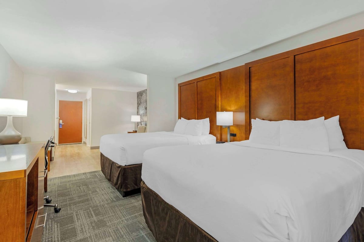 1 Schlafzimmer, hochwertige Bettwaren, Schreibtisch
