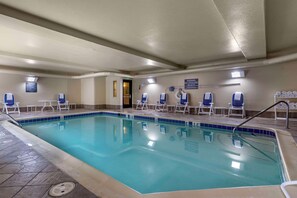 Piscina interna, espreguiçadeiras