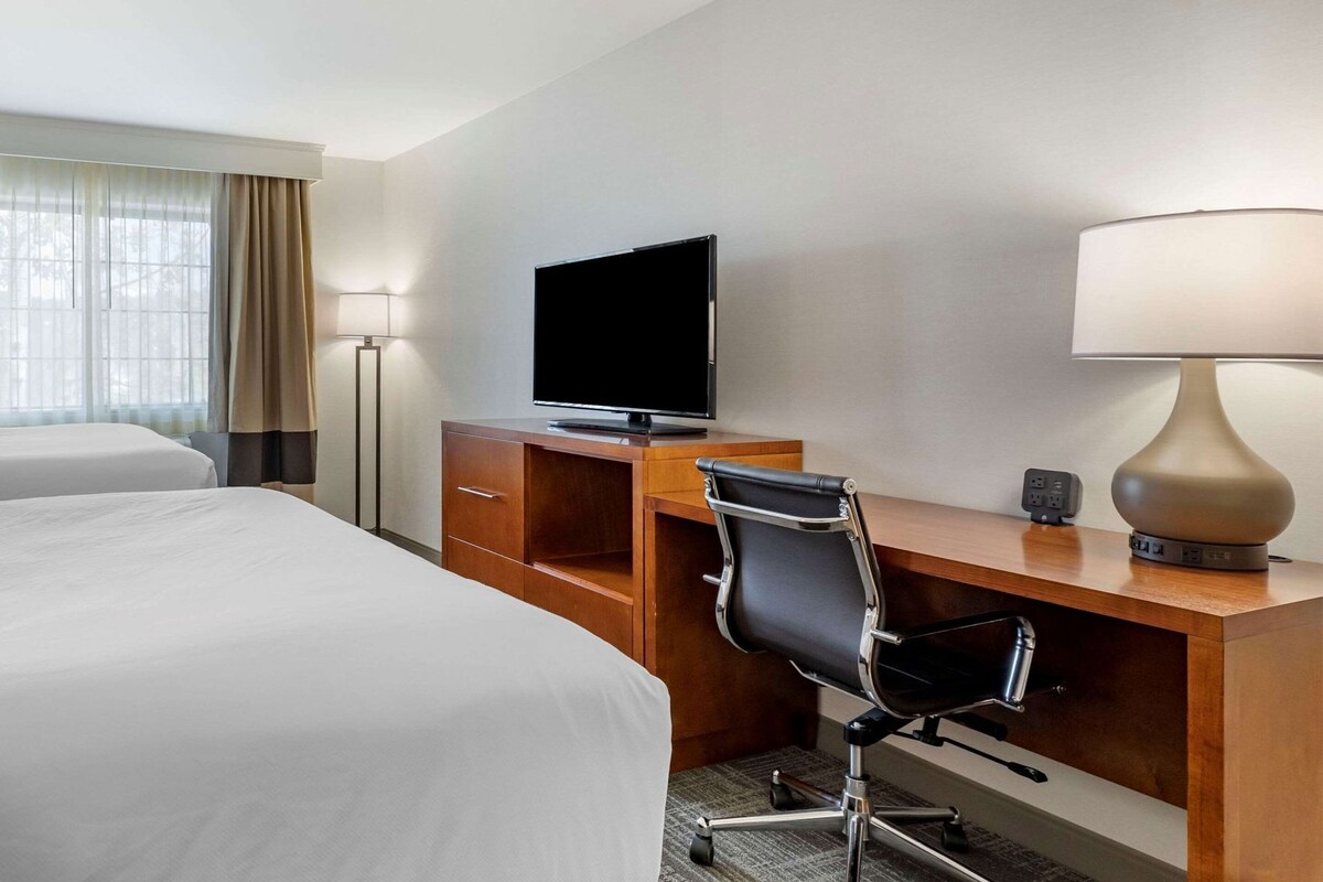 1 slaapkamer, luxe beddengoed, een bureau, een strijkplank/strijkijzer