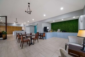 Free daily continental breakfast - Rodeway Inn & Suites Corpus Christi Northwest (Corpus Christi)