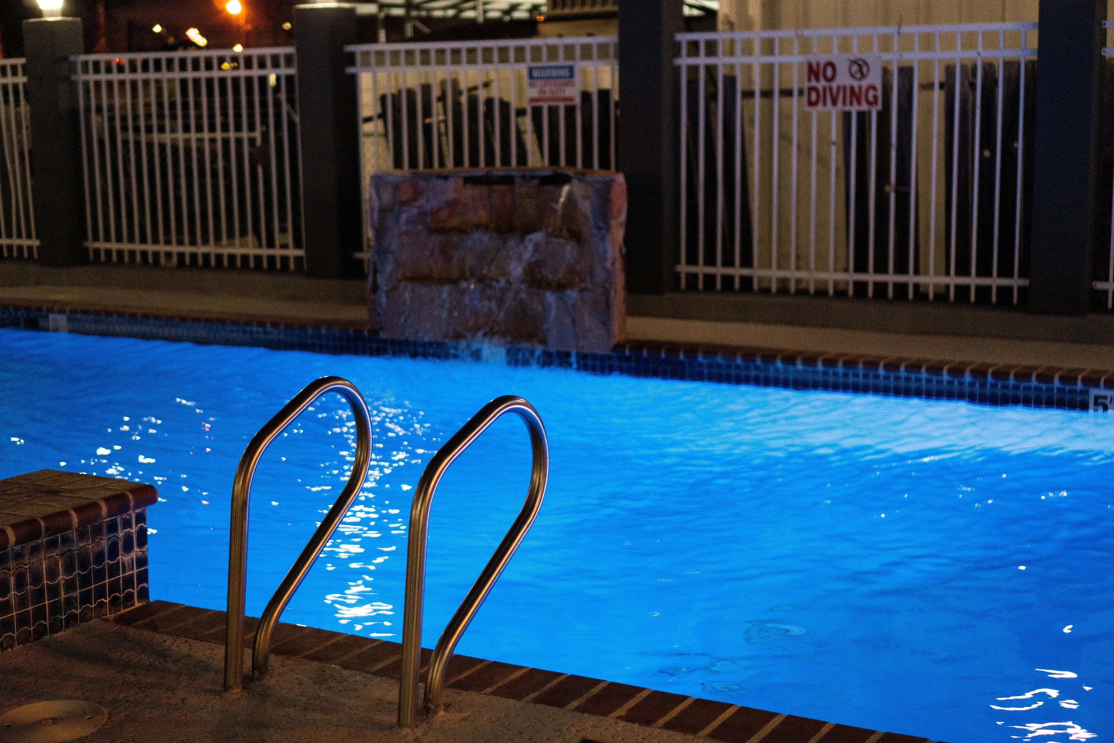 Piscina con barandas metálicas y un letrero que indica 'No Diving'.