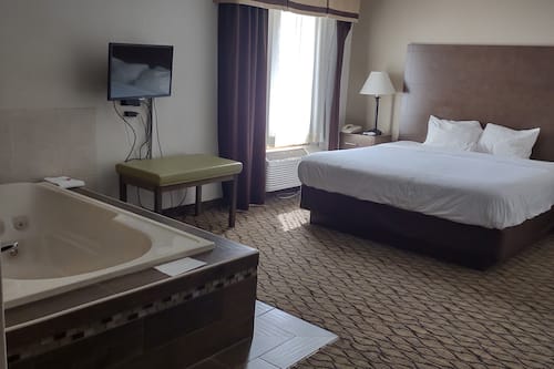 Deluxe Studio Suite, 1 King Bed, Non Smoking
