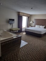 Ropa de cama de alta calidad y caja de seguridad en la habitación 