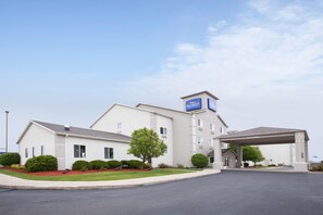 Exterior - Baymont by Wyndham Auburn (Auburn)
