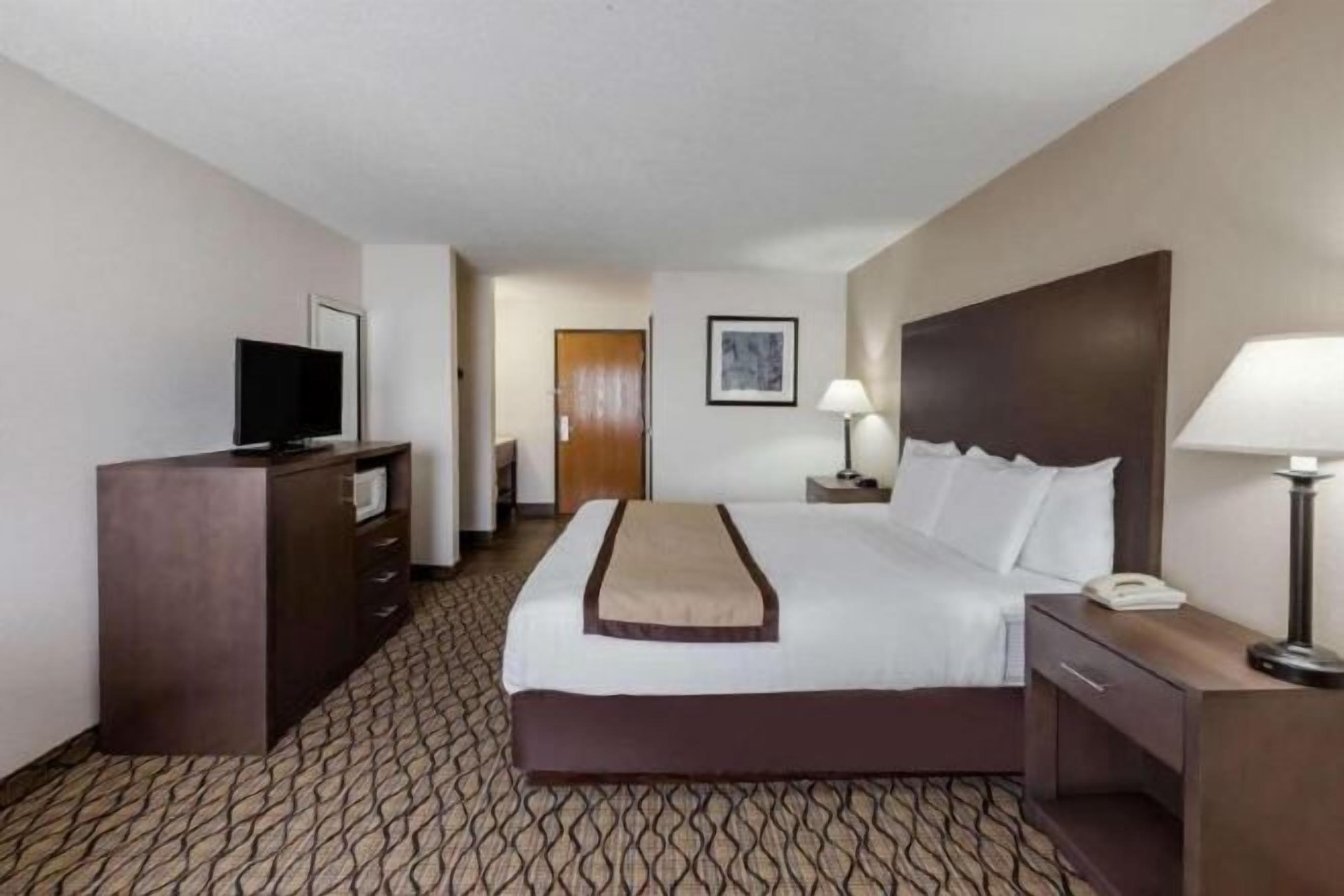 Premium bedding, in-room safe, desk, laptop workspace