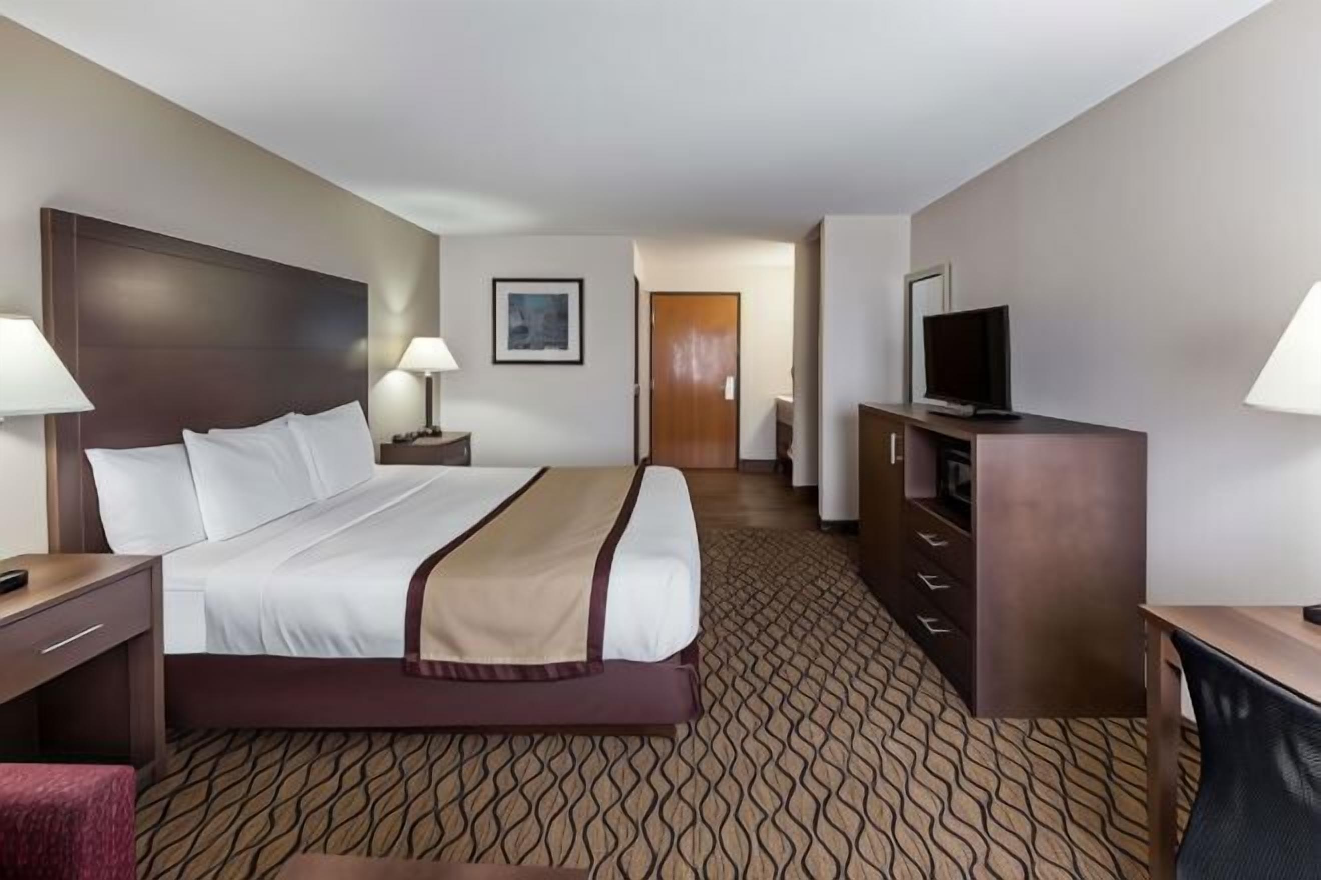 Premium bedding, in-room safe, desk, laptop workspace