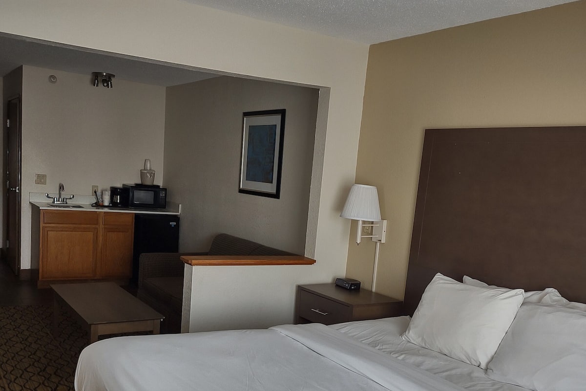 Premium bedding, in-room safe, desk, laptop workspace