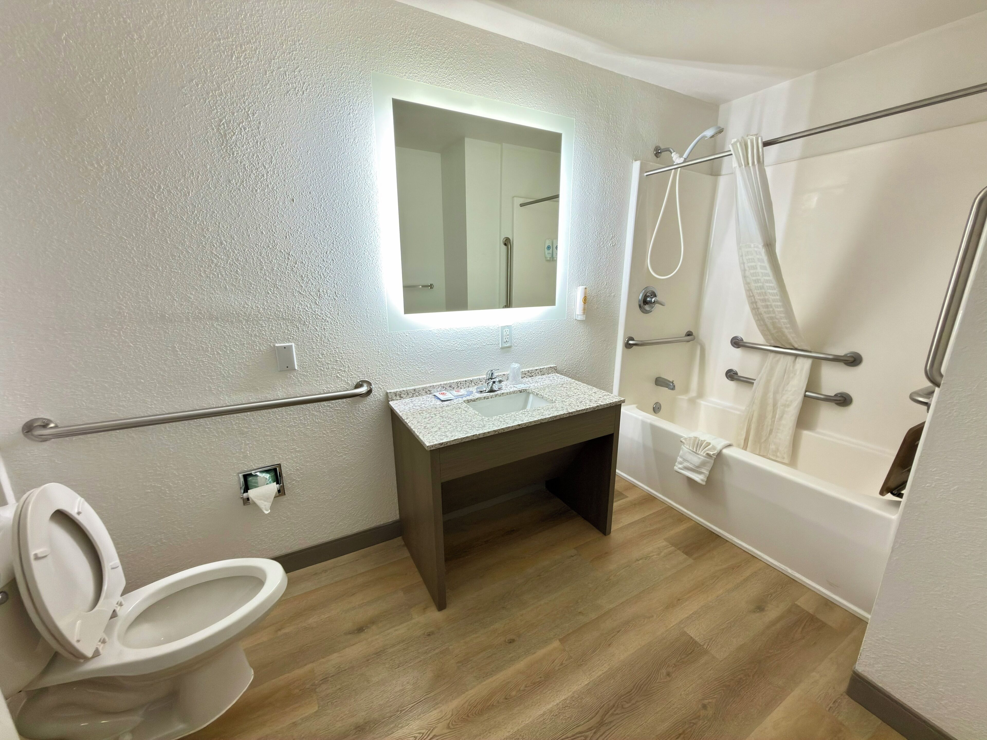 Kombinert dusj/badekar, toalettartikler (inkludert) og hårføner