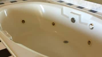 Kombinert dusj/badekar, håndklær, såpe og sjampo