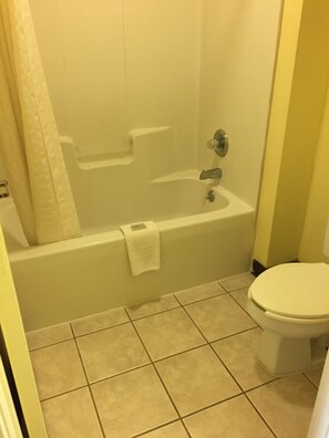Standard Room, 2 Double Beds, Non Smoking | Bathroom | Combined shower/tub, towels, soap, shampoo - Relax Inn (Albany)