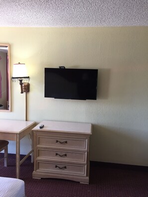 Standard Room, 1 King Bed, Non Smoking | Individually decorated, individually furnished, desk, blackout drapes