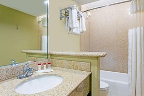 Combined shower/bathtub, free toiletries, hair dryer, towels