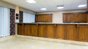 Uma cozinha ampla com armários de madeira e bancada de granito.