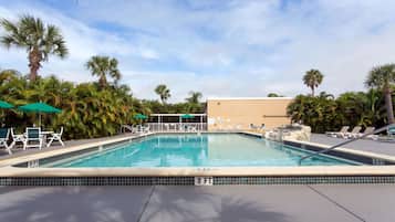 Una piscina al aire libre, sombrillas