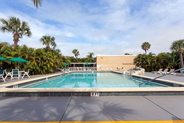 Una piscina al aire libre, sombrillas