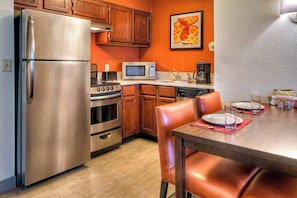Full-sized fridge, microwave, stovetop, coffee/tea maker - Residence Inn By Marriott Memphis Germantown (Germantown)