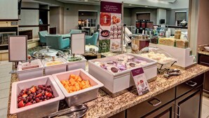 Un espace buffet proposant une variété de plats et un coin café.