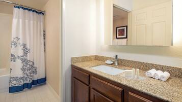 Bañera con ducha, artículos de tocador gratuitos, secador de pelo