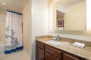 Combined shower/tub, free toiletries, hair dryer, towels