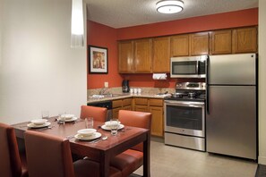 Suite, 2 chambres, non-fumeurs | Cuisine privée | Grand réfrigérateur, micro-ondes, plaque de cuisson, lave-vaisselle