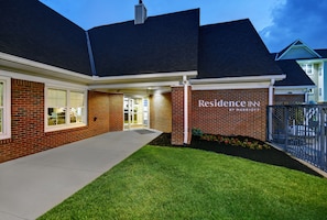 Front of property - evening/night - Residence Inn by Marriott Louisville Airport (Louisville)