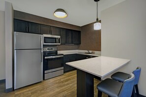 Studio, 1 Queen Bed with Sofa bed, Non Smoking | Private kitchen | Coffee/tea maker