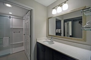 Combined shower/bathtub, designer toiletries, hair dryer, towels - Residence Inn by Marriott Louisville Airport (Louisville)