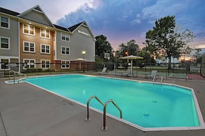 Outdoor pool - Residence Inn by Marriott Louisville Airport (Louisville)