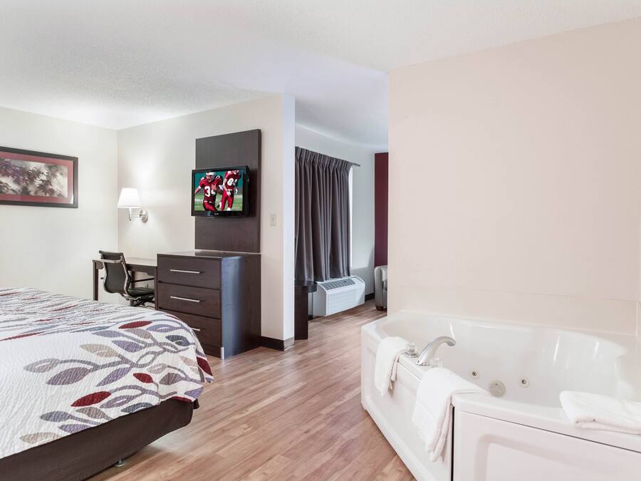 Suite, 1 King Bed, Non Smoking, Jetted Tub | Desk, blackout curtains, iron/ironing board, free WiFi